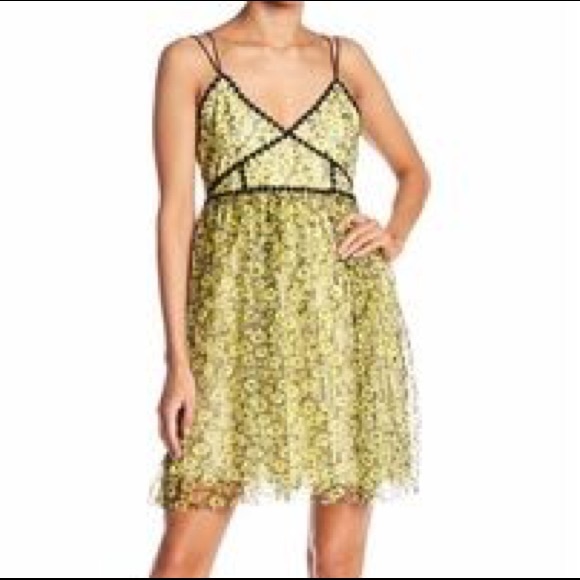 Romeo & Juliet Couture Dresses & Skirts - NWOT Romeo & Juliet Couture Floral Lace Dress